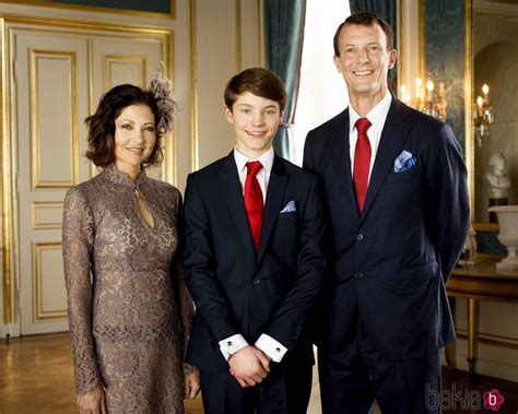 Joachim holger waldemar christian, prince of denmark, count of monpezat, was born on 7 june 1969. Félix de Dinamarca con sus padres en su Confirmación - La ...