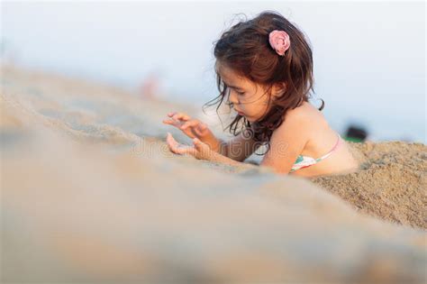Dziewczynka Na Plaży Bawić Się Z Piaskiem Obraz Stock Obraz złożonej