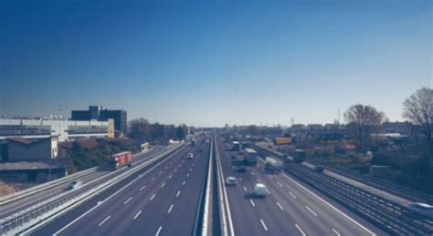 Emergenza sull'a14, camion carico di animali rischia di prendere fuoco. Autostrade, il governo è in crisi: mancano solo 10 giorni