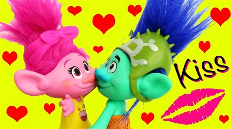 Trolls Poppy And Branch 1st Kiss Married Flashback To Dating Poppy Kisses Creek Movie Doll