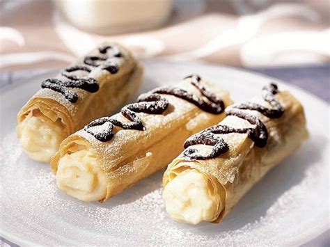 For this elegant dessert, sweetened phyllo is wrapped around aluminum foil molds to form hollow pastries that are filled with vanilla cream. Phyllo Éclairs | Recipe | Eclair recipe, Phyllo recipes ...