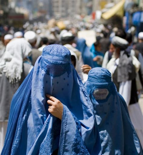 Talibanes afganos ordenan a las mujeres usar burkas en público