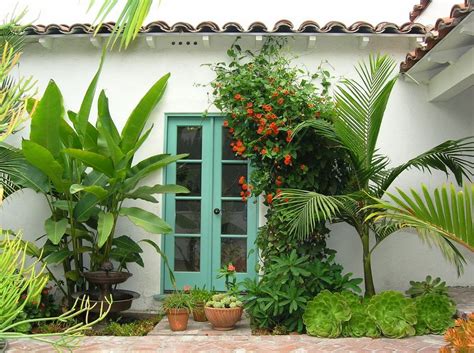 10 Beautiful Gardens With Tropical Plants