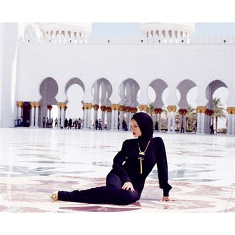 Rihanna Gets Kicked Out Of Abu Dhabi Mosque After Controversial Photo