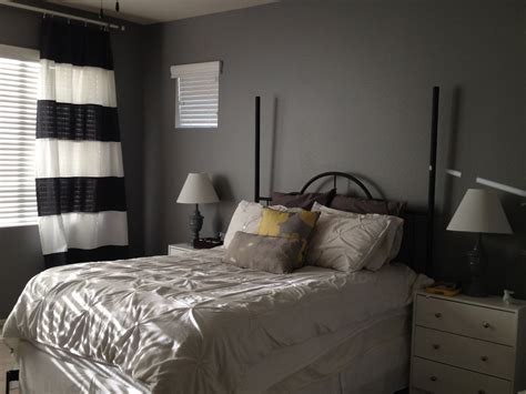 Pair it with grays and blacks to make sure it doesn't feel too frilly. Elegant Gray Paint Colors for Bedrooms - HomesFeed
