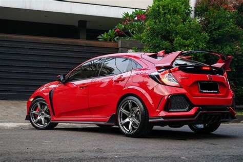 We've begged, we've imported the parts to install on standard models, we played with them in video games, now finally honda has brought the civic type r to the us. Honda Civic Type-R FK8 Red Rays TE037 6061 | Wheel Front