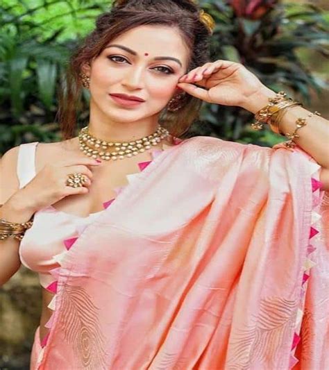 taarak mehta ka ooltah chashmah anjali bhabhi aka sunayana fozdar red sari photos viral on
