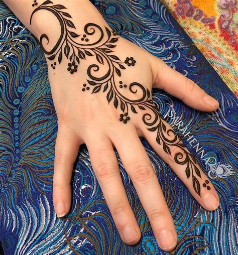 25 Stylish Back Hand Henna Designs Idea For Bridal Floral Henna
