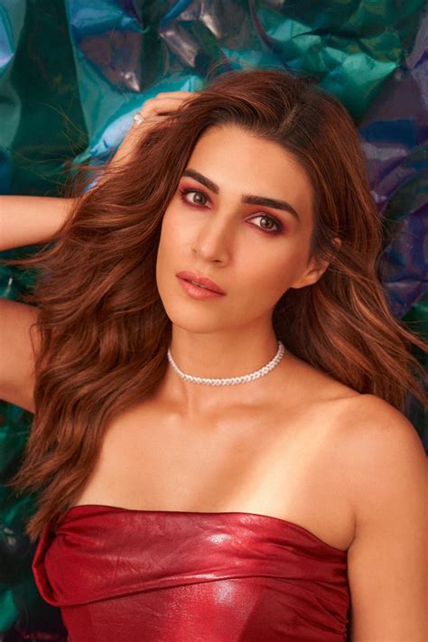 Kriti Sanons Makeup Artist Tells Us How To Create A Monotone Makeup