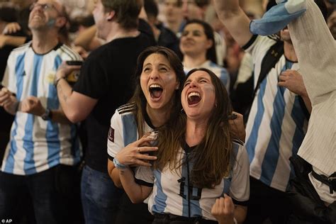 Moment Argentina Celebrate In Buenos Aires After World Cup Victory Daily Mail Online