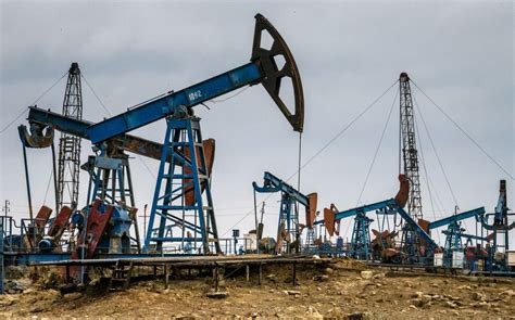 À la pompe, le prix des carburants chute sous les 1,30 euro. Coronavirus : le cours du pétrole s'effondre - Le Parisien