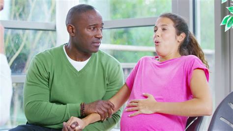 4k Pregnant Woman Going Into Labor Concentrates On Her Breathing Stock