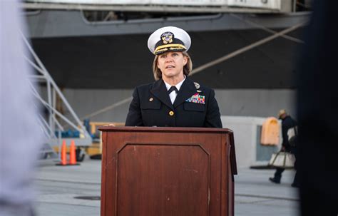 uss abraham lincoln captain becomes first woman to command a deployed aircraft carrier war