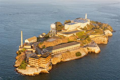 Alcatraz island is located in san francisco bay, 1.25 miles offshore from san francisco, california, united states. Svoboda na dohled: Peklo jménem Alcatraz | 100+1 ...
