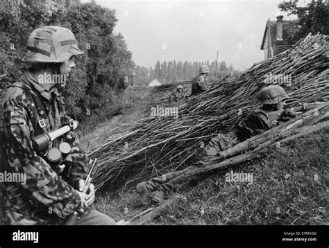 German Soldiers On The Eastern Front 1944 Stock Photo Alamy