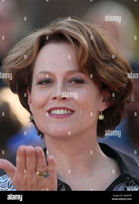 Us Actress Sigourney Weaver Smiles During The Ceremony For Director James Camerons New Star On