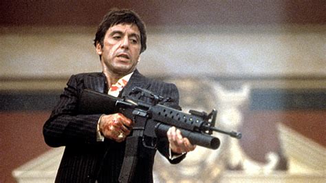 This is a tribute to scarface with. Scarface, Robert De Niro convinse Al Pacino "O lo fai tu o ...