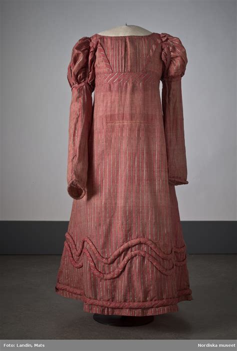 Klänning Av Rosafärgat Siden Med Ränder I Grått Och Grönt Silke 1820