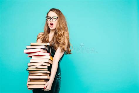 Professor Sexy Chocado Que Guarda Muitos Livros E Que Grita Imagem De Stock Imagem De