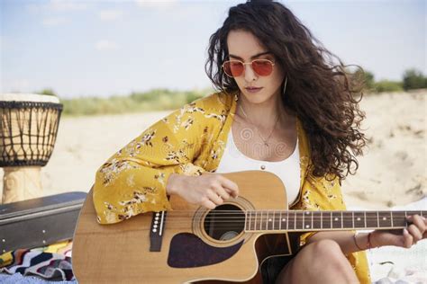 belle femme qui joue de la guitare sur la plage photo stock image du couverture jeune 190000284