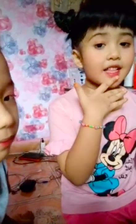 Budak Sakan Menyanyi Sambil Bersolek Undang Tawa Netizen