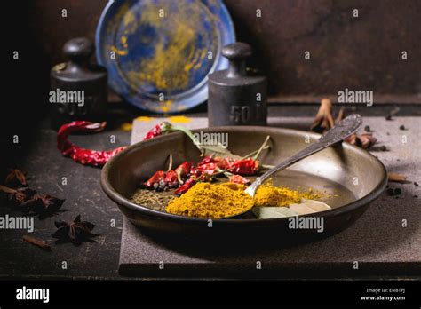 Las especias secas y tumeric reh hot chili peppers sobre placa metálica