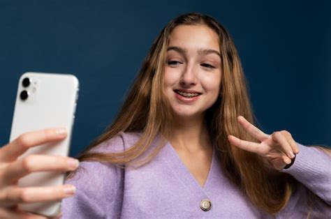 Adolescente Tomando Un Selfie Foto Gratis