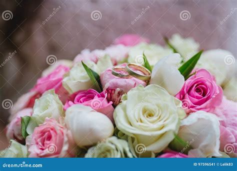 La Boda Florece El Ramo De La Novia Imagen De Archivo Imagen De Mano