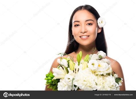 Sonriente Hermosa Asi Tica Desnuda Mujer Con Flores Aislado Blanco Fotograf A De Stock
