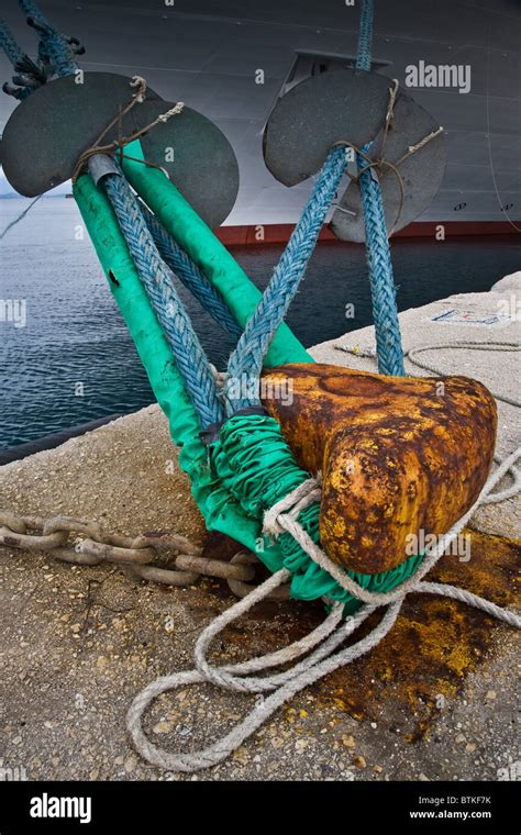 Mooring Ships To Quayside Hi Res Stock Photography And Images Alamy