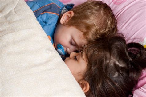 Los Niños Están Durmiendo Pacífico En La Cama Imagen De Archivo