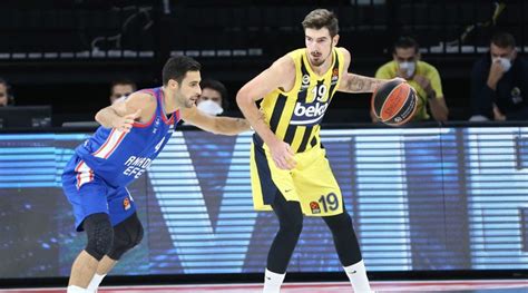 Fenerbahçe ise ilk yenilgisini yaşadı. EuroLeague'de Fenerbahçe, Anadolu Efes karşısında kazandı