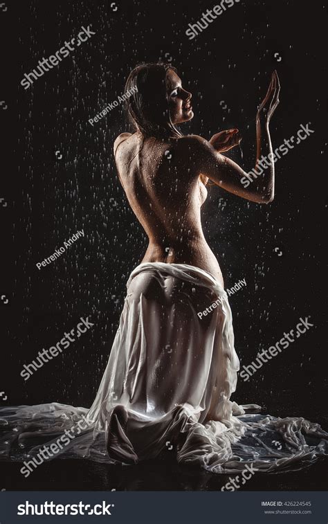 521 Imagens De Naked Woman Waterfall Imagens Fotos Stock E Vetores
