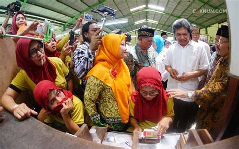 Cak Nun Dan Anak Anaknya Para Pelinting Kretek •