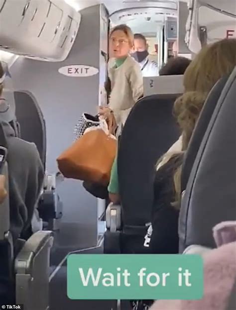 Applause As Woman Kicked Off Plane For Refusing To Wear Mask Daily Mail Online