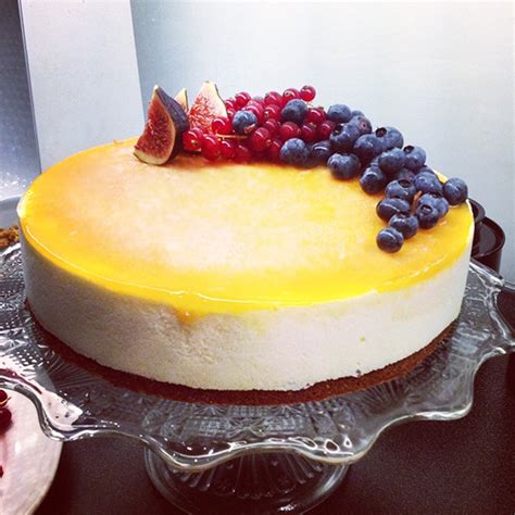 Kesellakrämen på toppen ger en härligt fluffig känsla och de syrliga bären blir pricken över i. Homemade Stockholm | Foodfolder - Vin, matglädje och ...