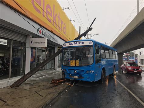 Ruta 310 derriba poste y deja sin luz al fraccionamiento Aztlán