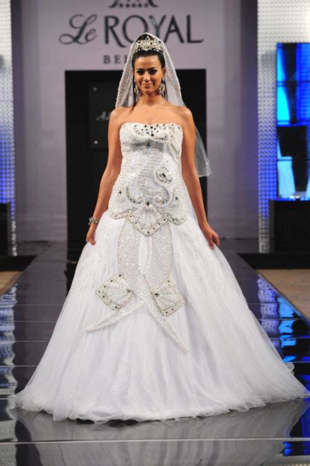 الفخامة في أزياء عروس الكويت