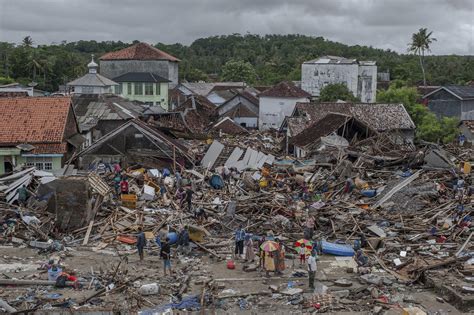 Indonesia Searches For Tsunami Victims Death Toll Hits 373 The Spokesman Review