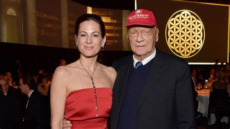 According to the daily express, birgit wetzinger was a former flight attendant. Formel 1: Lauda-Ehefrau Birgit widerspricht Gerüchten