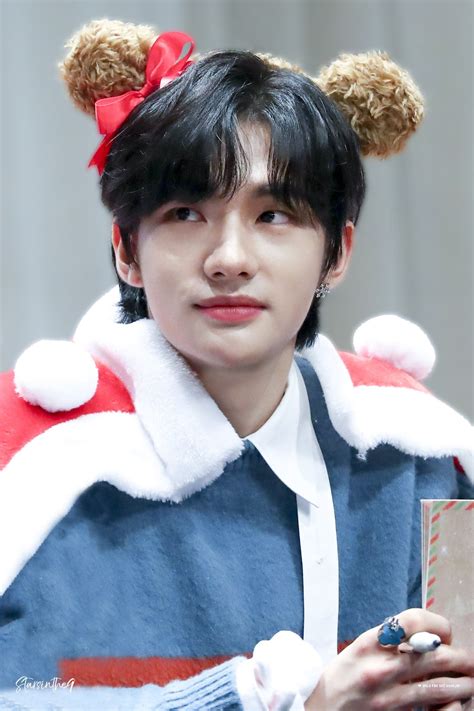 I know right now is super hard without hyunjin, and we all miss him, but just know that he misses us so much as well. Hyunjin Black Hair Mullet - beautiful Party Wear Hairstyle For Medium Hair
