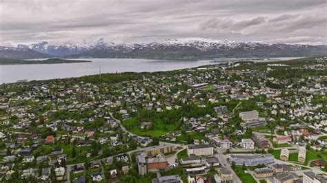 Vídeo Premium Tromsø noruega drone aéreo v5 sobrevuela el centro de