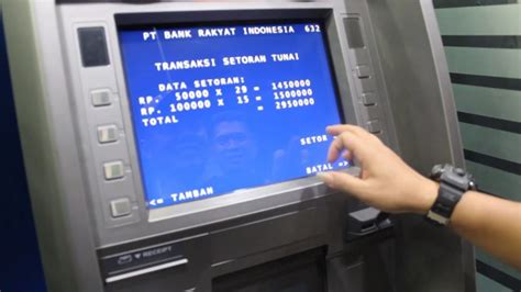 2. Hindari Menggunakan ATM yang Berada di Tempat Ramai
