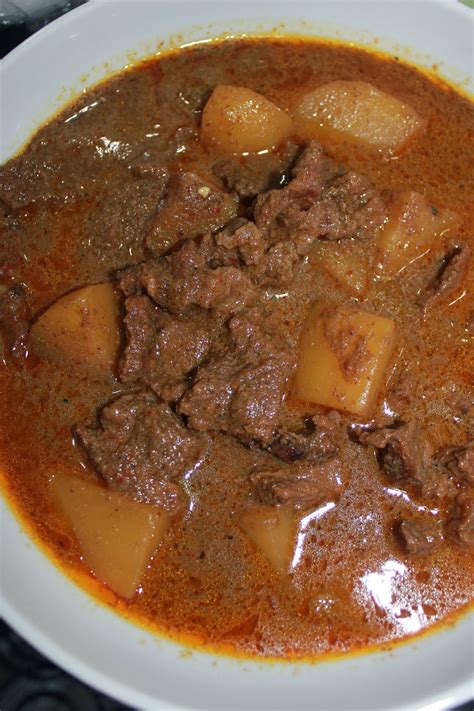 Masukkan daging babi, aduk sampai menyatu dengan bumbu. Dari Dapur NaSya: Gulai kawah Kelantan @ Daging gulai darat