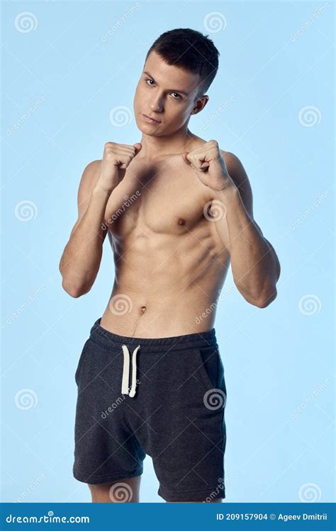 Atleta Con Torso Desnudo Gestando Con Manos Y Pantalones Cortos Modelo