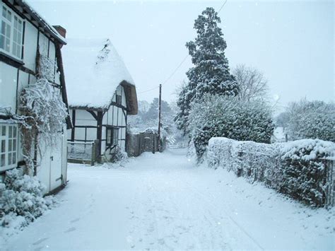 Die mannschaft kann durchatmen und lässt den ball in den eigenen reihen laufen. Village Scenes - Pictures of England