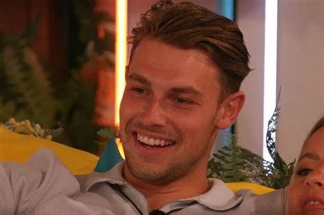 Love Islands Andrew Le Page Has An Unusual Habit And Viewers Cant Unsee Tongue Quirk Daily