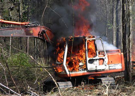 Blaze destroys excavator - CLJNews.com