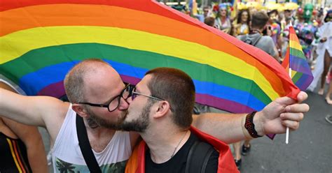 Des Milliers De Personnes La Gay Pride De Kiev