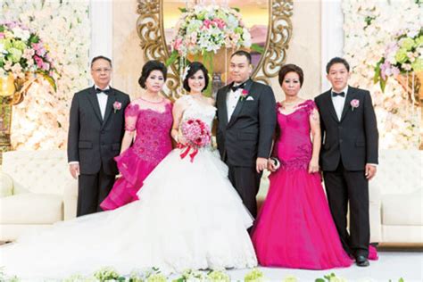 Umumnya, orang tua memiliki peranan yang sangat penting dalam membesarkan anak. Gaun Nikah Orang Tua ~ Upacara adat Nikah Jawa - MAYAPADA - cottoncandyrock
